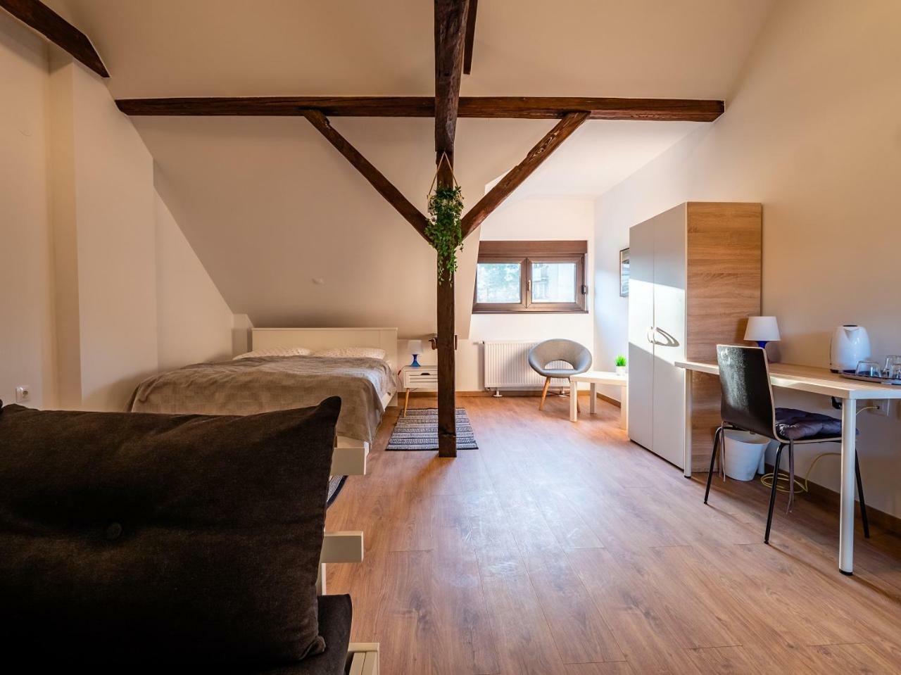Eva Rooms & Studio Apartment Karlovac Eksteriør billede